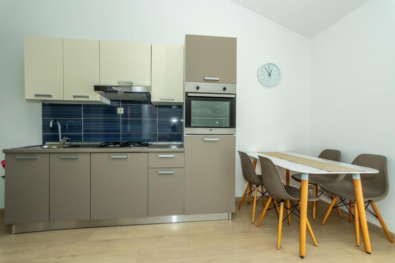 Apartments La Mirage Пироваць Екстер'єр фото